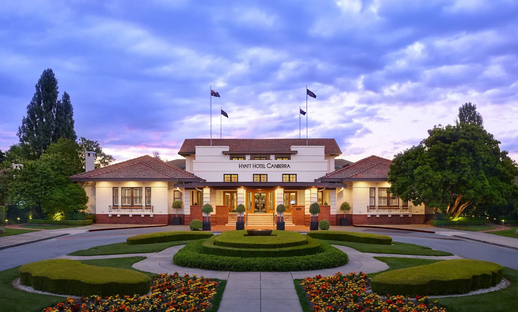Canbe P0049 Front Entrance Dusk.16x9.jpg 2