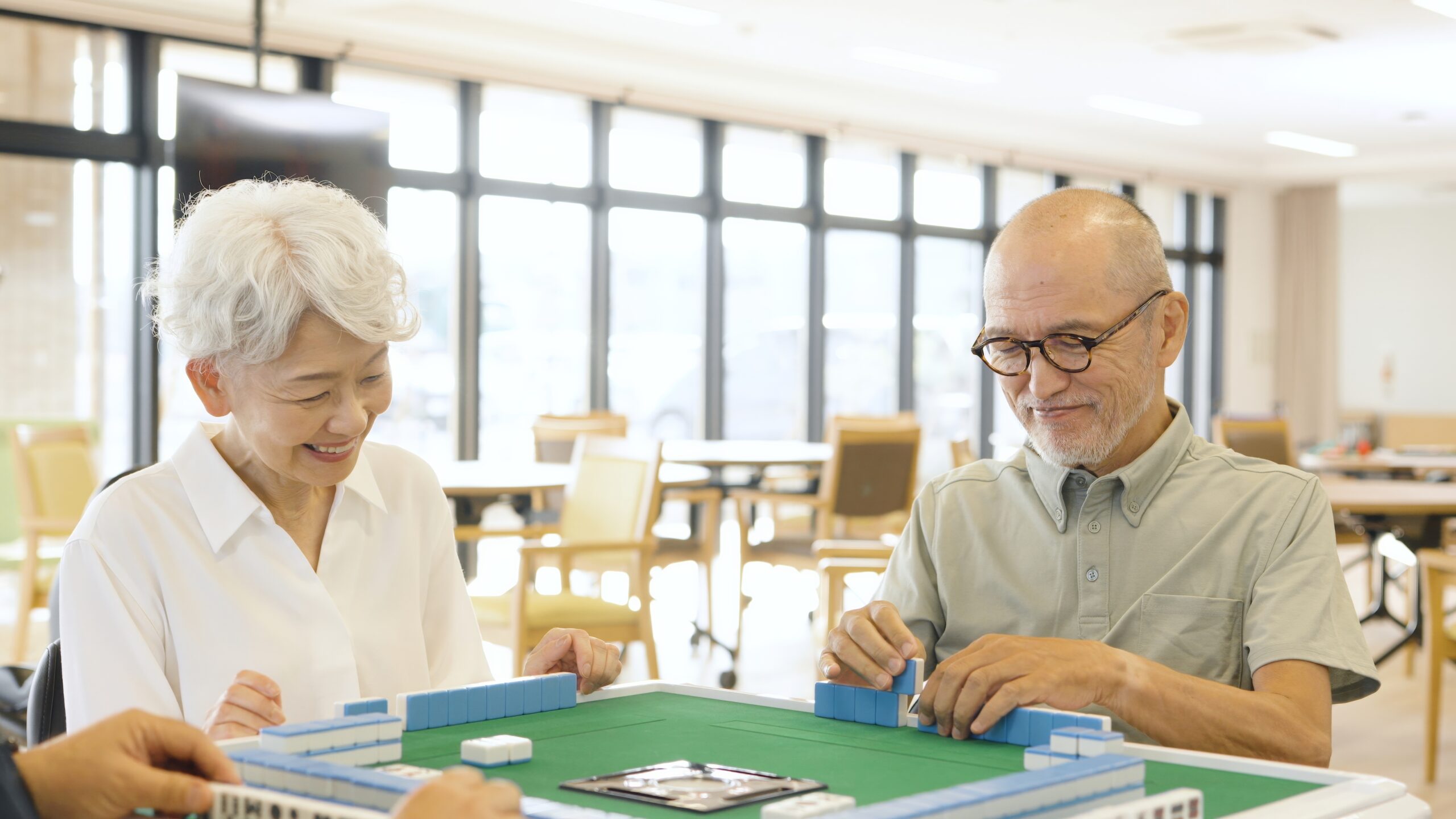 Asian,elderly,people,playing,mahjong,in,a,care,home